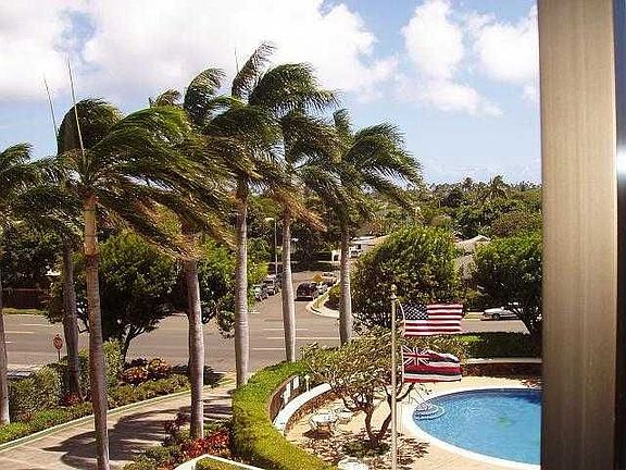 Entrance to Kahala Regency