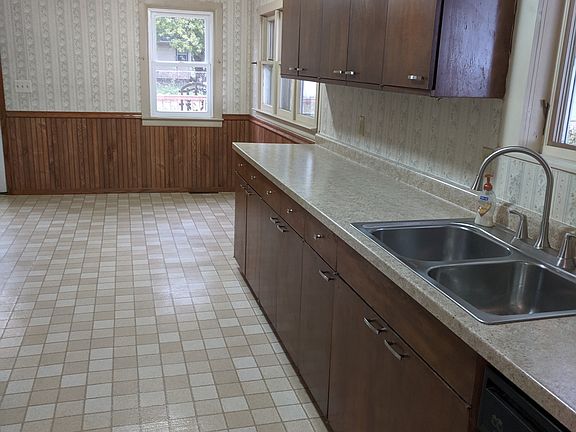 Huge kitchen and breakfast nook