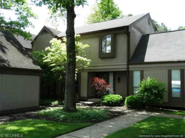 17540 Fairlawn Dr, Chagrin Falls, OH 44023