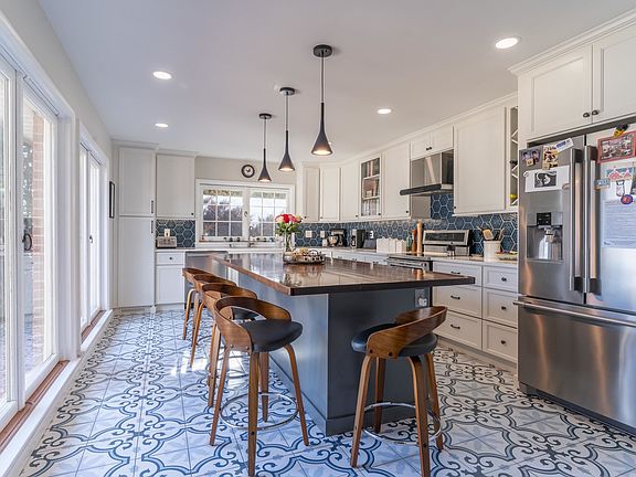 3rd image of 203 W 22nd St