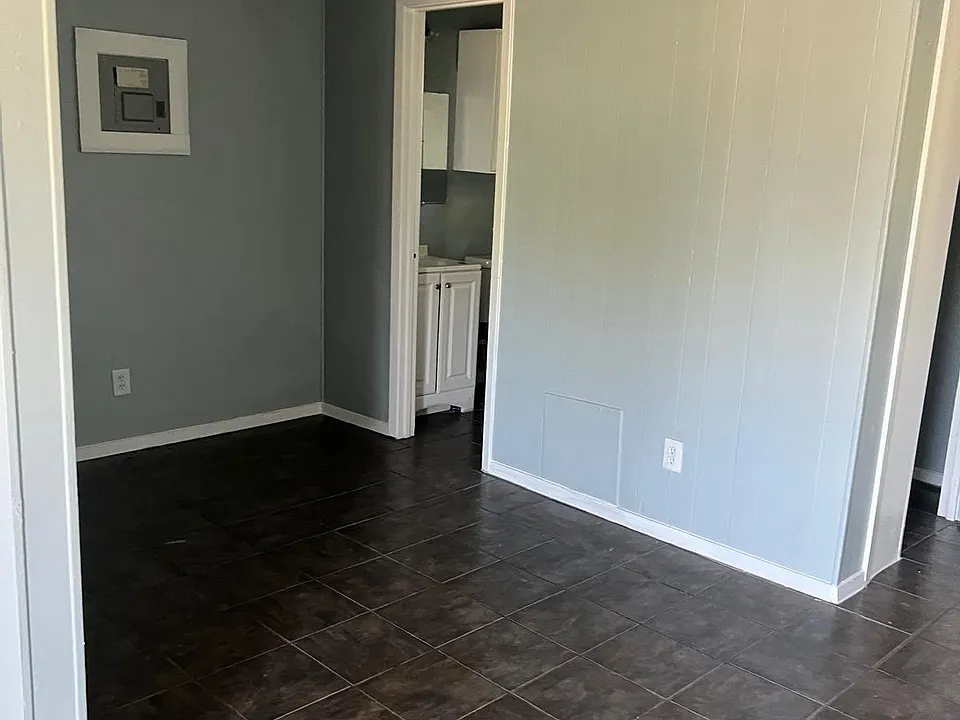 501 Deen Ave #204