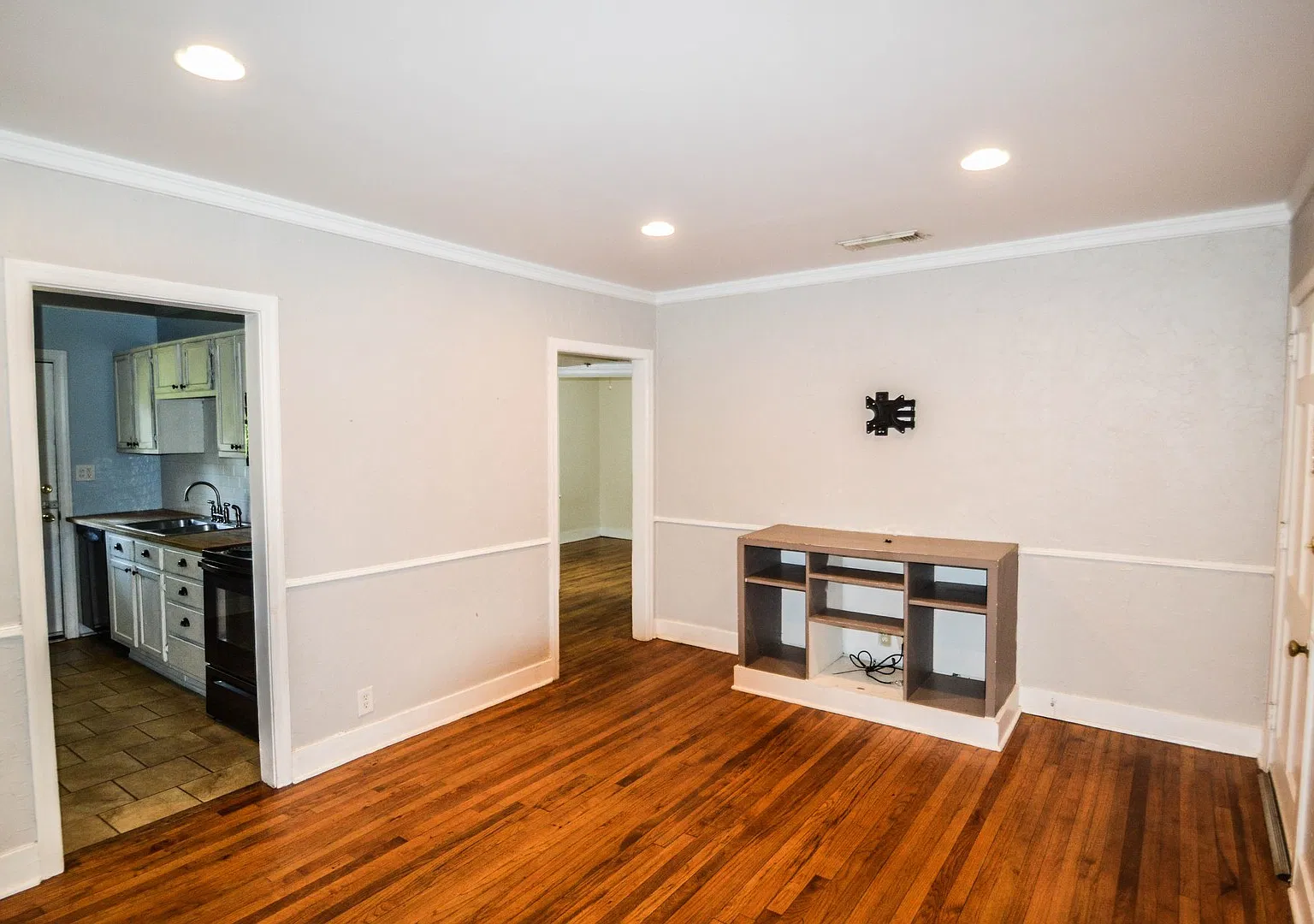 940 E Glenn Ave — Photo 2