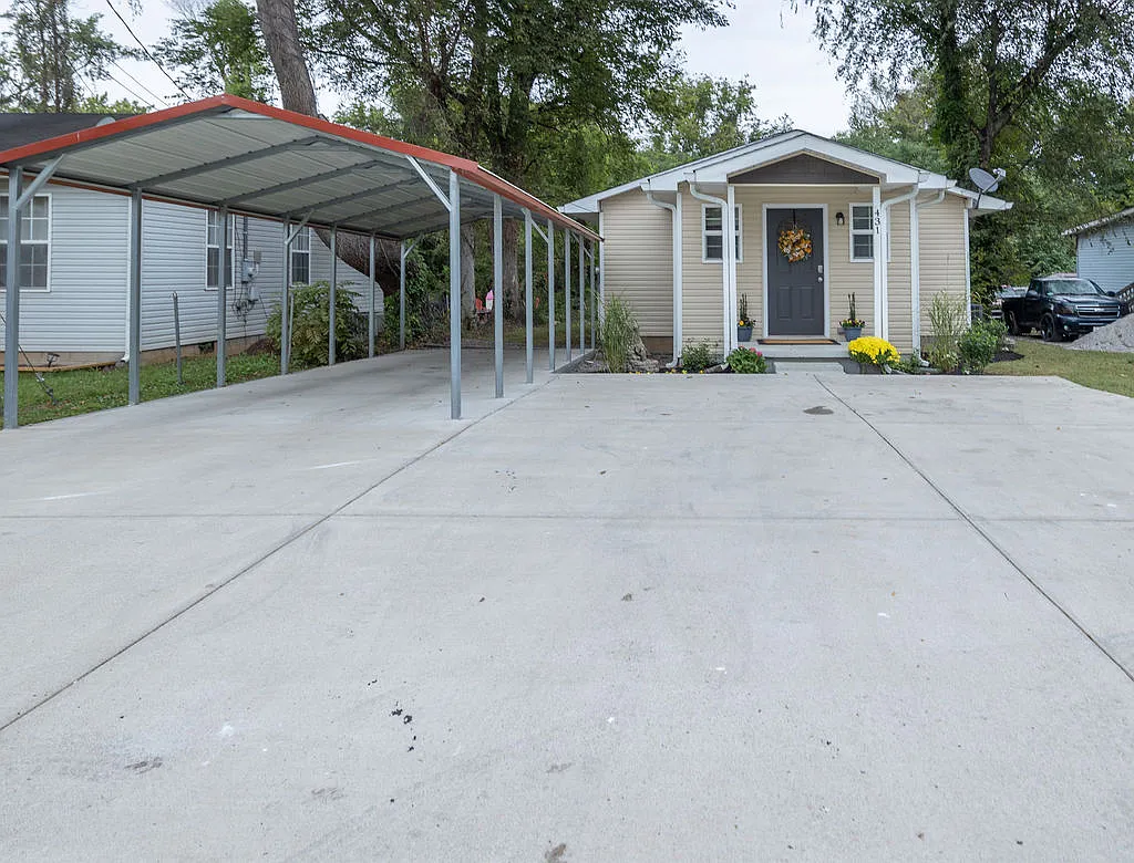 3 bed, 1056 sqft, $3,400 — Photo 2