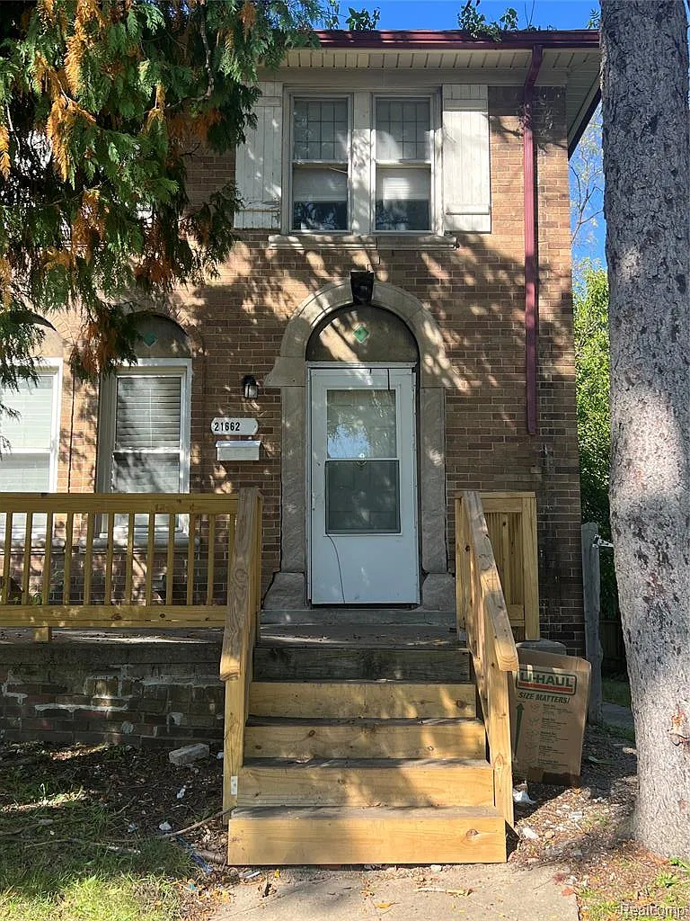 3 bed, 1.5 bath, 1250 sqft, $1,200 — Photo 1