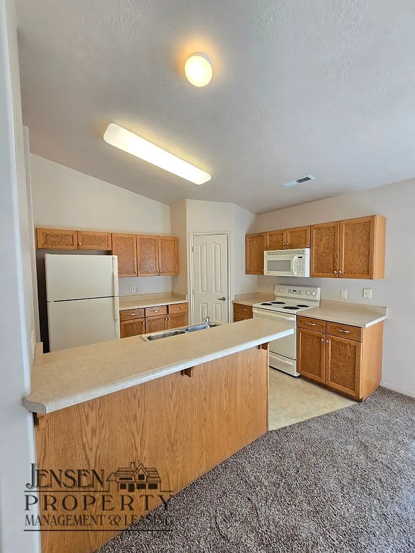 Three Bedroom Home in Painted Desert — Photo 4