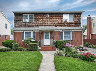 25 Cherry Ln, Carle Place, NY 11514