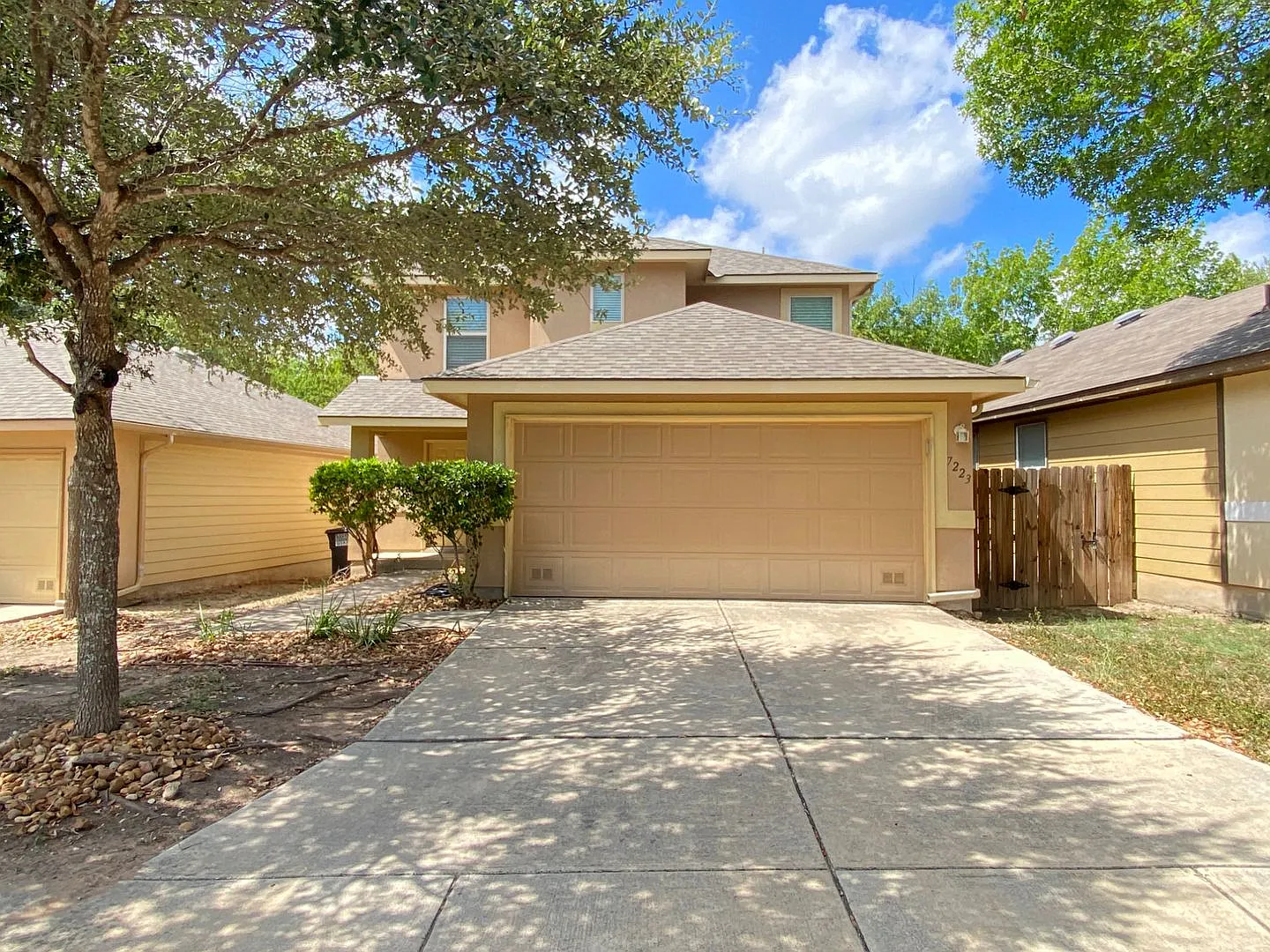 Gated Community with amazing Patio overlooking beautiful trees. — Photo 3
