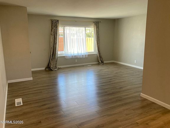 4th image of 998 Roberts St