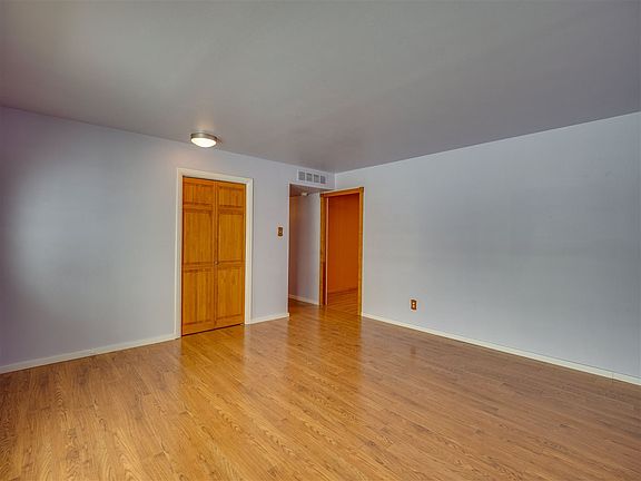 3rd image of 605 Meadow Ln