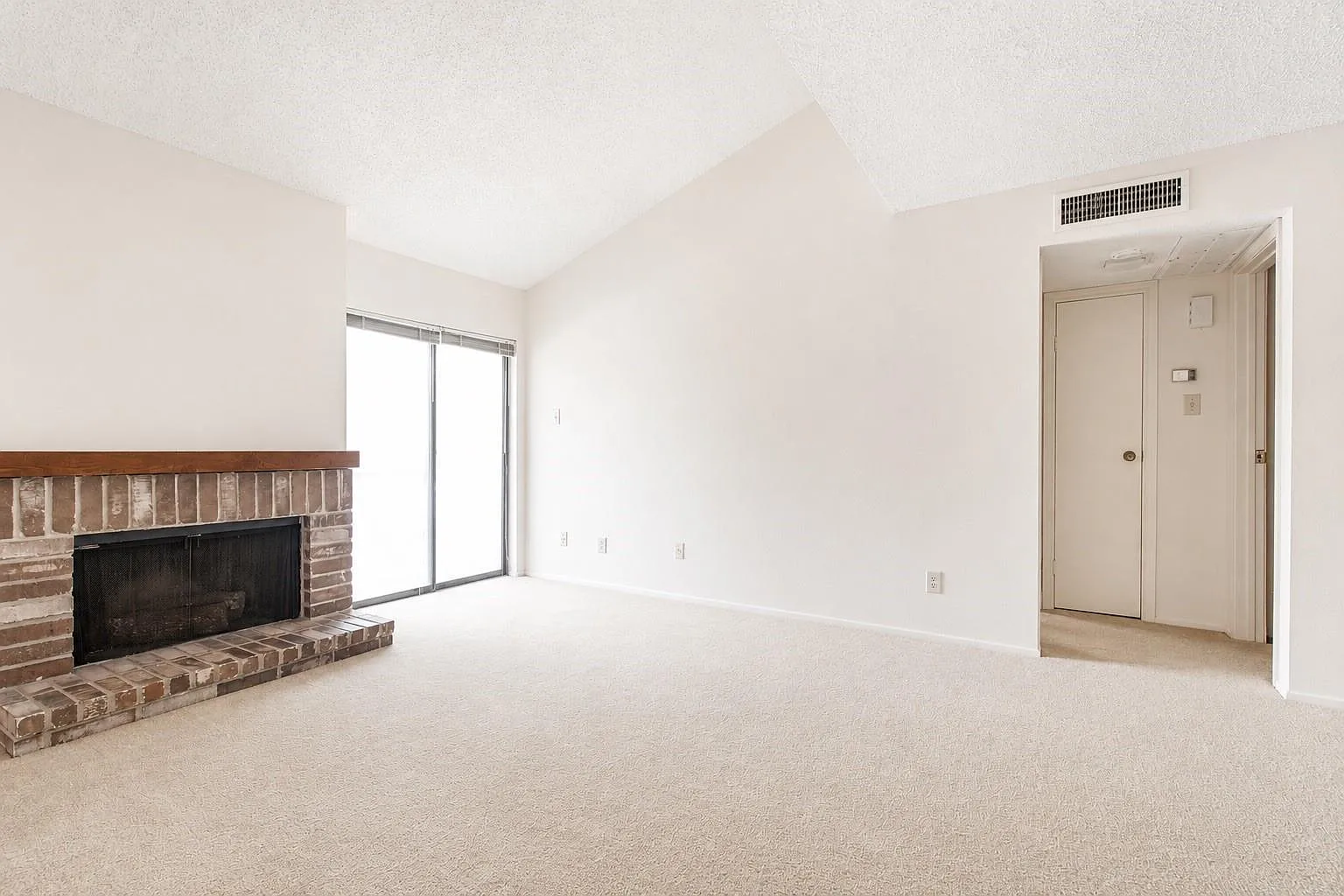 1 bed, 1.0 bath, 696 sqft, $1,200 — Photo 2