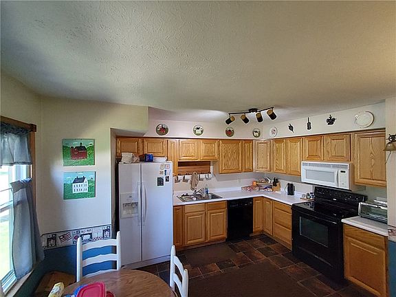 4th image of 646 N Rangeline Rd