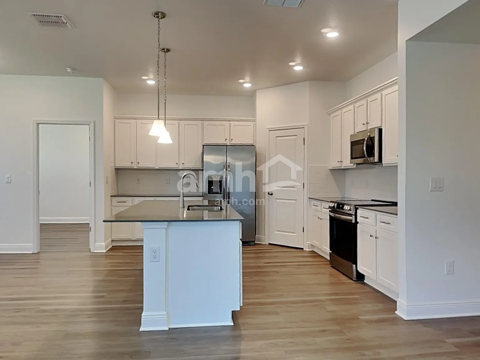 3 bed, 2.0 bath, 1700 sqft, $2,590 — Photo 3