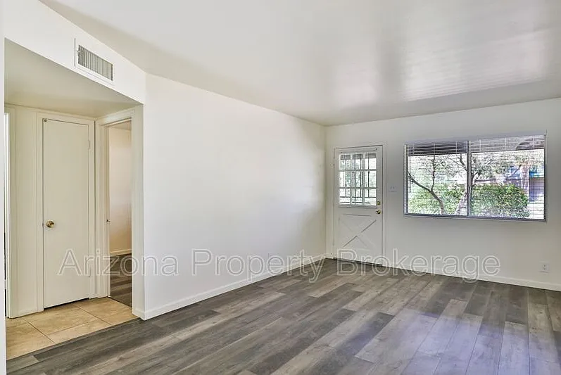 1 bed, 1.0 bath, 700 sqft, $1,049 — Photo 3