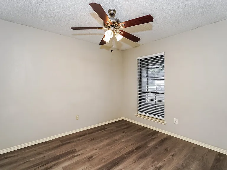 709 Daniels Dr — Photo 13