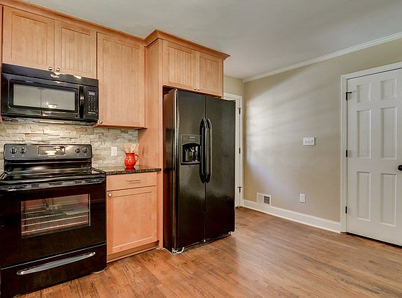 5th image of 301 Woodland Dr