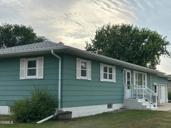 1002 10th St NE, Jamestown, ND 58401