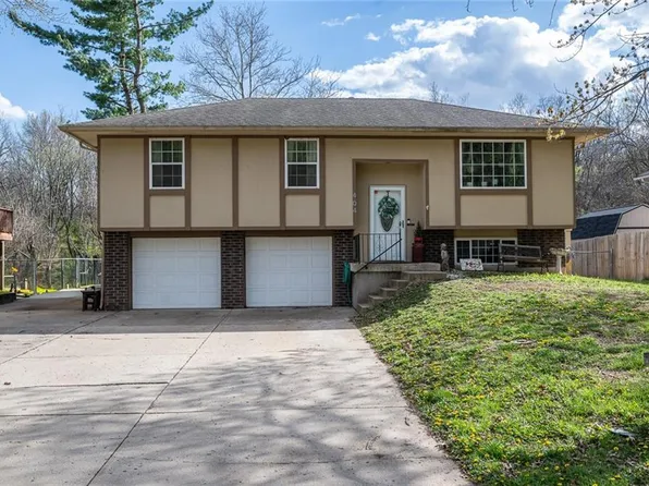 404 SE Sandstone Dr, Blue Springs, MO 64014