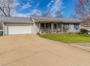 3 Fox Point Ct, Pekin, IL 61554