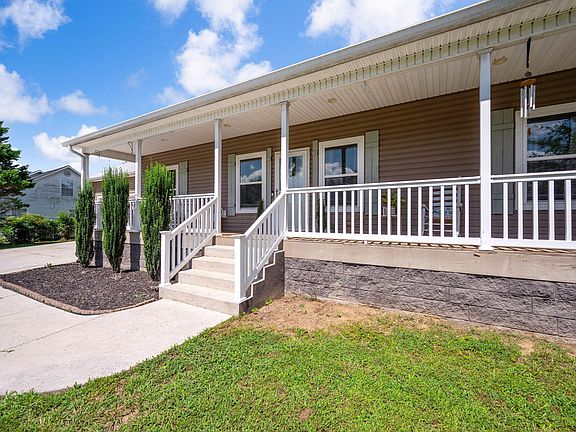 4th image of 221 Hill Cir