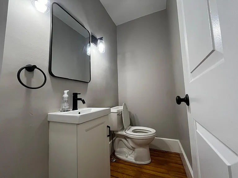 427 W 22nd St — Photo 3