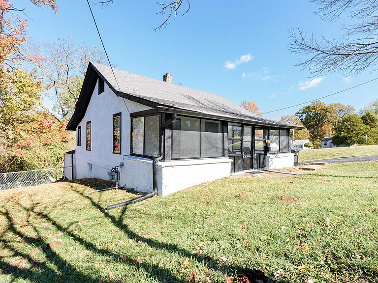 257 Gordon Pl — Photo 2