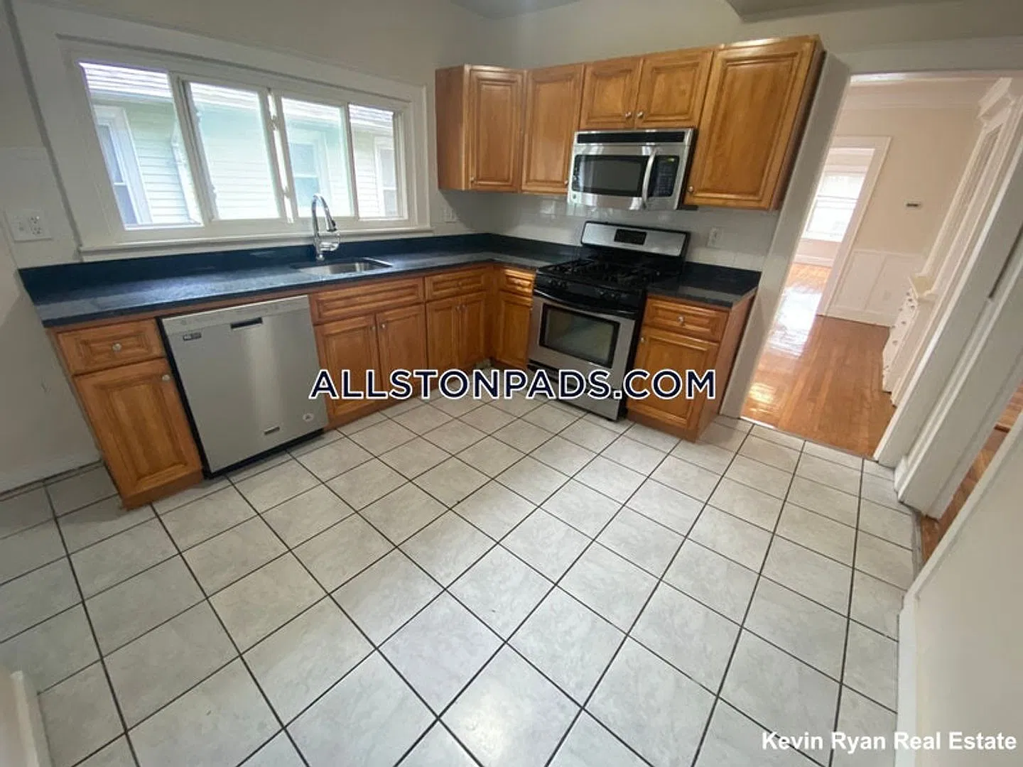 NO FEE! Updated House, conveniently located near T & BU, Great for Students! Cat Friendly — Photo 3