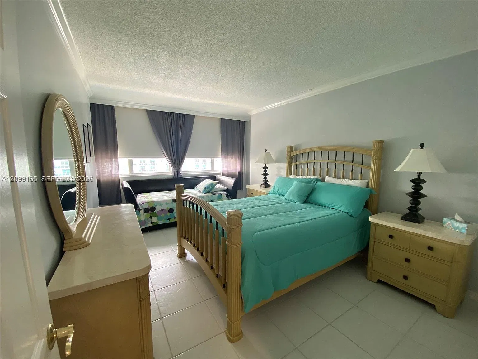 Hemispheres Condo — Photo 3