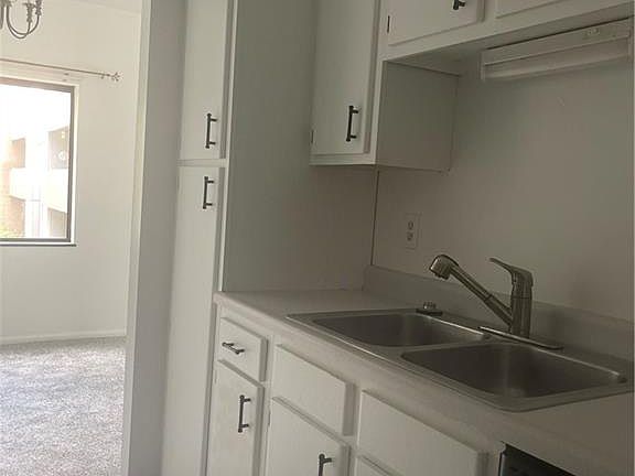 4th image of 1020 Hidden Landing Trl Unit 61
