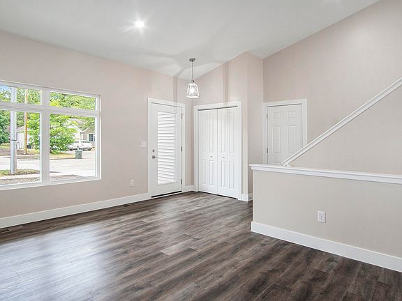 4th image of 1556 Albert Ave