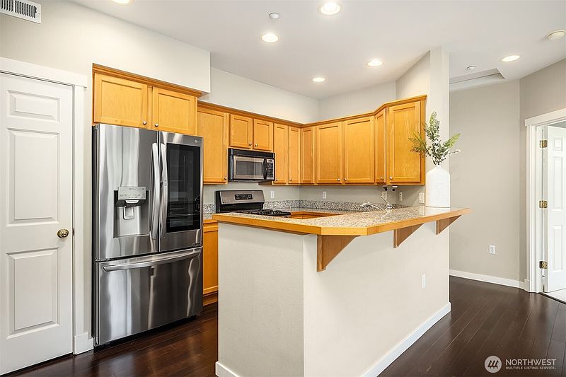 4th image of 1601 NE Katsura Street #103