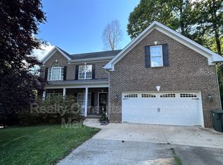 4540 Pebble Lake Dr, Pfafftown, NC 27040