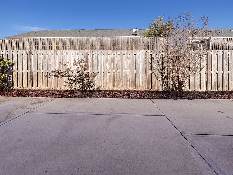 304 York Ln — Photo 33