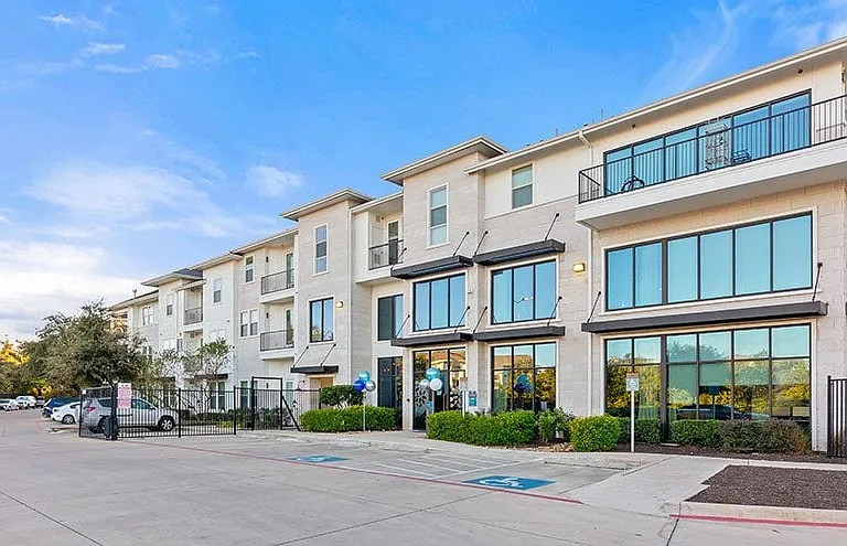 Lakeline Crossing Apartments — Photo 5