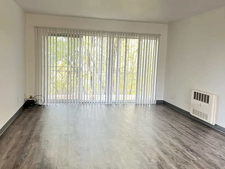 Sunset House Apartments — Photo 4