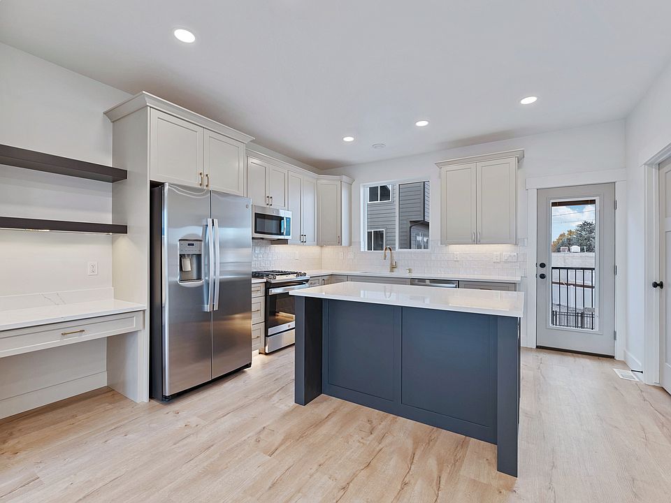 Gourmet kitchen with built in desk. Undermount cabinet lighting