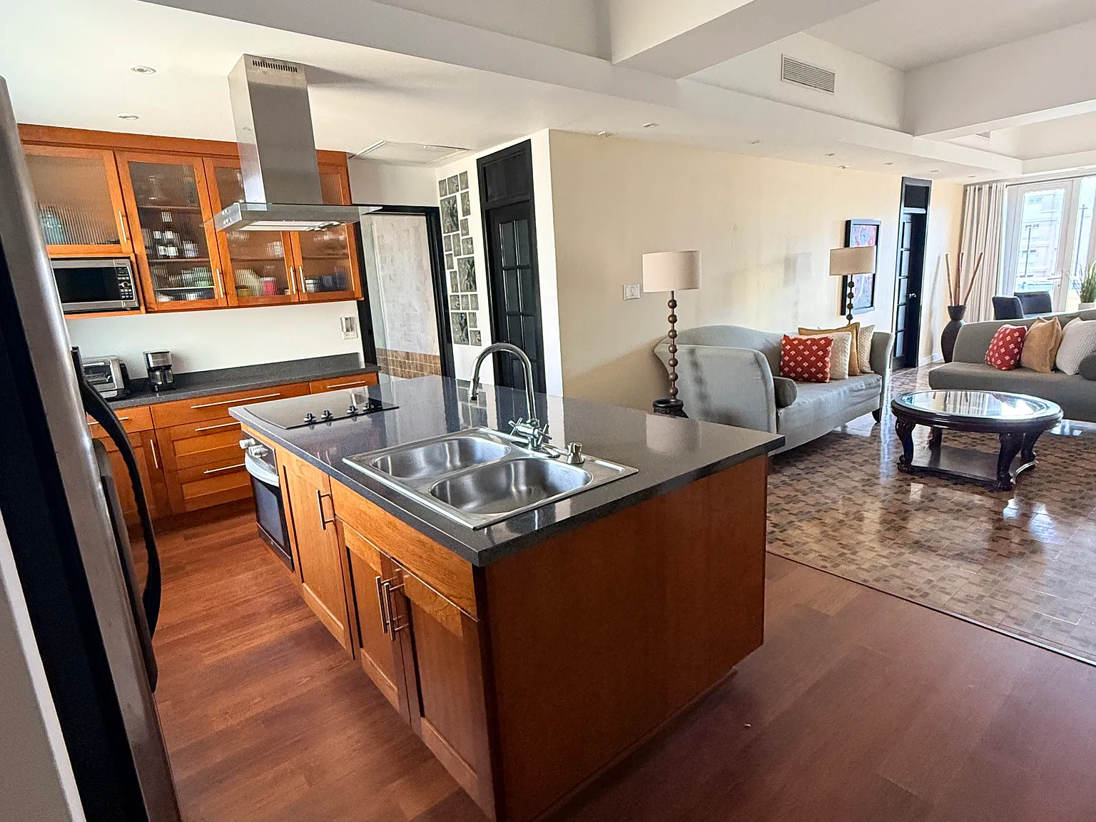 2 bed, 1000 sqft, $3,300 — Photo 3