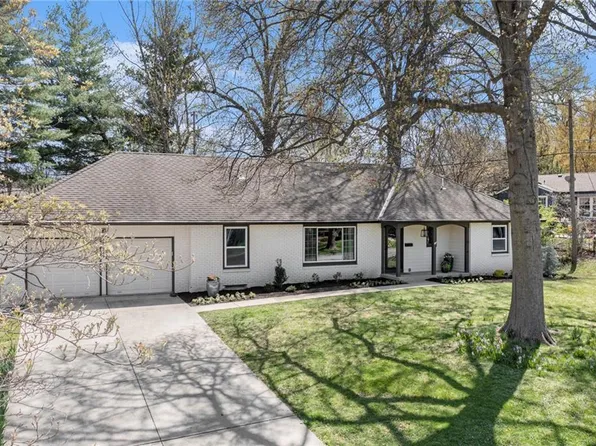 8419 Cambridge St, Leawood, KS 66206