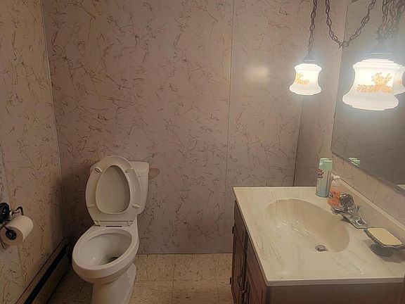 5th image of 332 Fuller Ave
