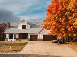 712 Stonewood Rd, Eagan, MN 55123