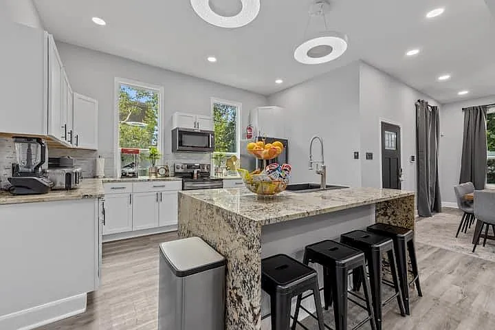 10 bed, 9.0 bath, 5000 sqft, $6,500 — Photo 4