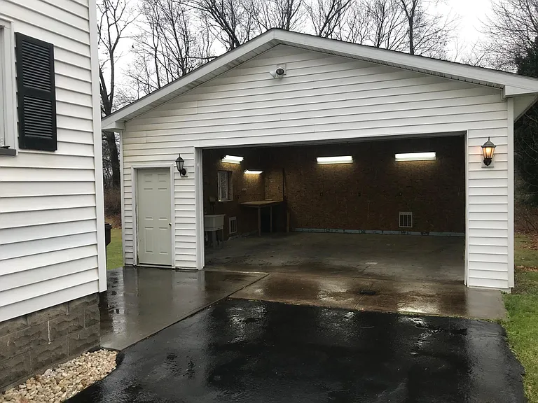 24ft x 24ft heated garage w/utility sink