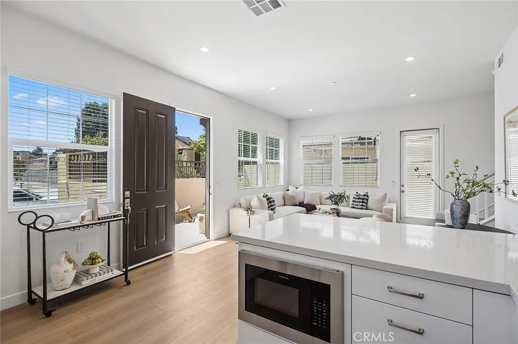 3 bed, 2.5 bath, 1441 sqft, $5,250 — Photo 3