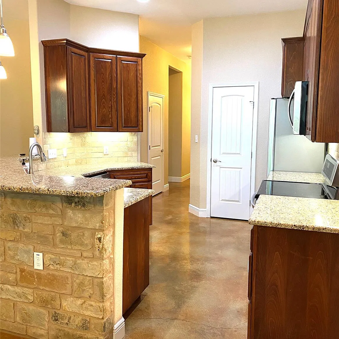 3 bed, 2.0 bath, 1632 sqft, $2,395 — Photo 3