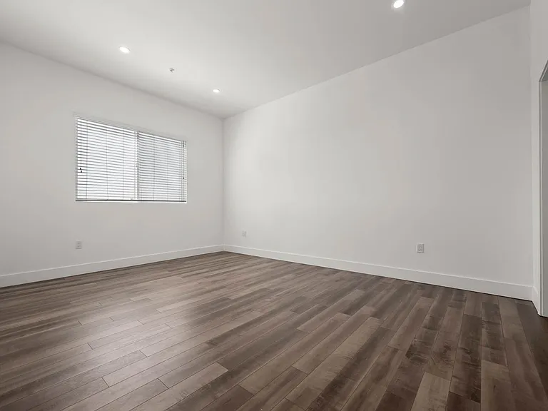 1215 S Bedford — Photo 17
