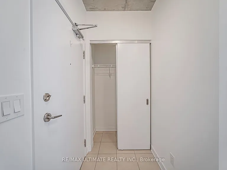 400 Wellington St W #306 — Photo 4