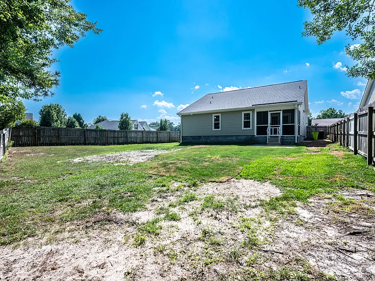 100 Lakeside Green Dr — Photo 4