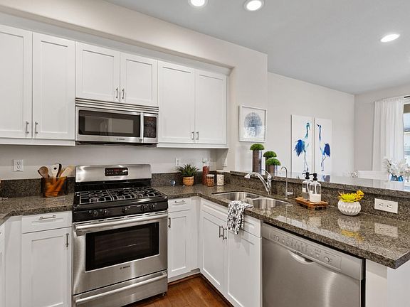 2nd image of 760 Grandview Ter