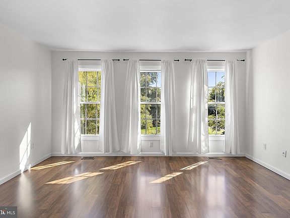 3rd image of 520 Saint Mary St