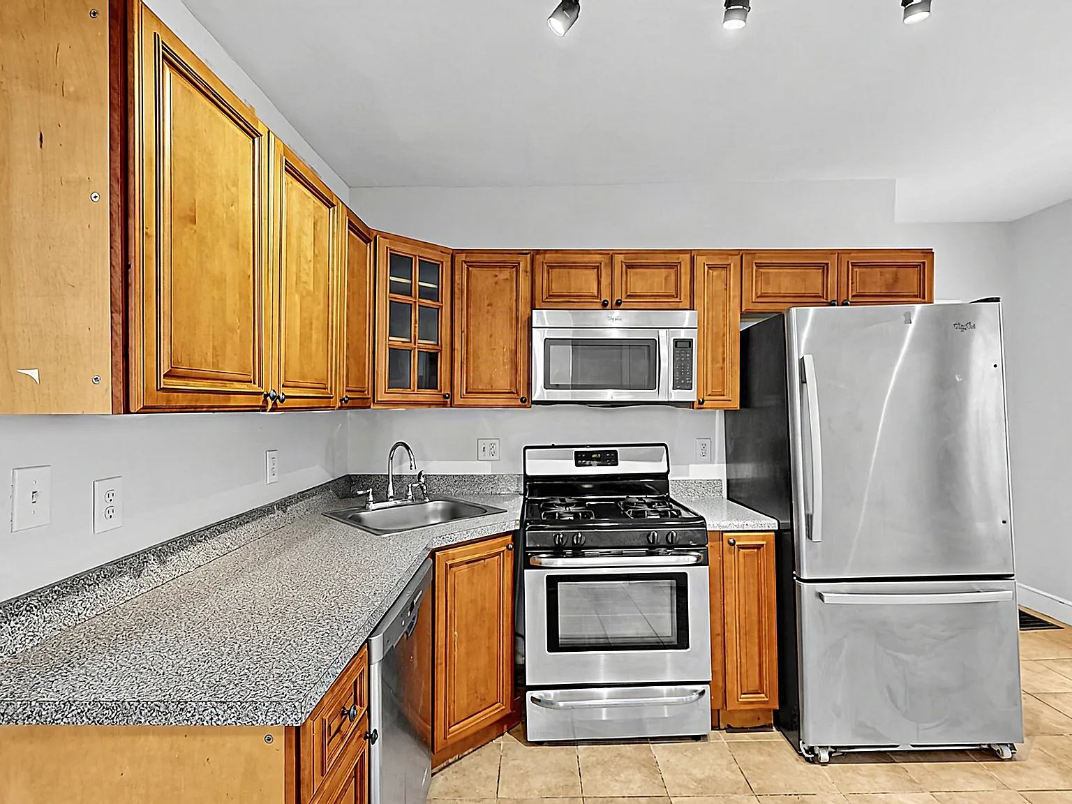 5 bed, 2.5 bath, 2000 sqft, $4,950 — Photo 2