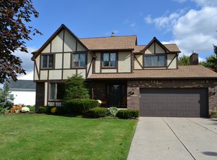 70 White Cedar Dr, East Amherst, NY 14051